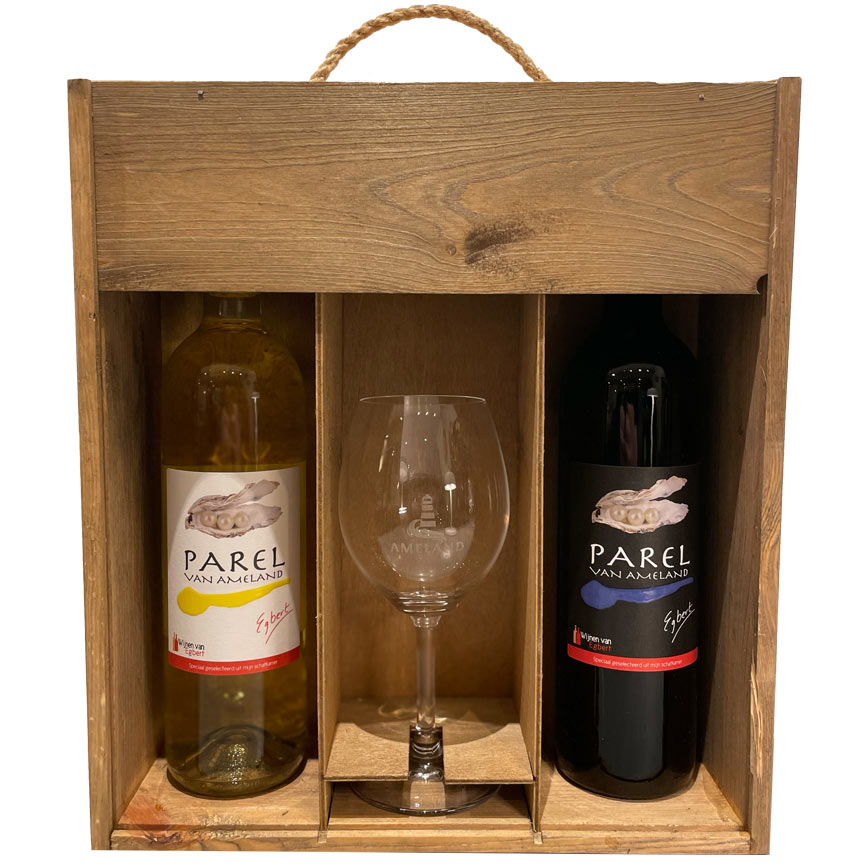 Dou Parel, met Ameland-glas in houten wijnkist